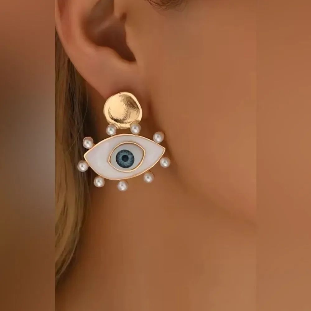 White Evil Eye Earrings Q110